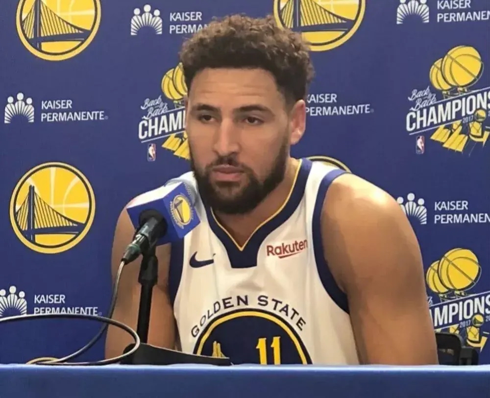 包含勇士队惨败后更衣室爆发冲突，主帅回应，而且他的.的词条